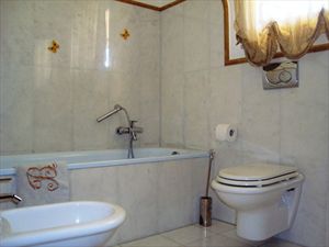 Villa Margherita : Ванная комната с ванной