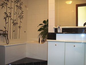 Villa Tonfano : Ванная комната с ванной