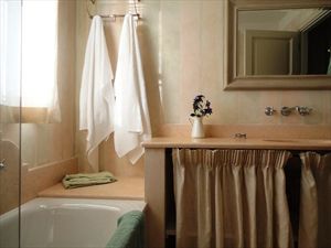 Villa Principe : Bathroom with tube